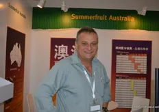 Zac Vuksic, de Hannay Douglas, visitando el estand de Summerfruit Australia.