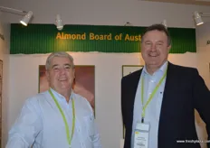 Laurance Van Driel y Joseph Ebbage en el estand de Almond Board Australia.