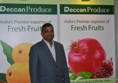 Nagesh Shetty en el puesto de Deccan Produce promocionando su gama de frutas en Asia.