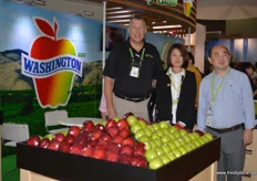 Jeff Webb, de Domex Super Fresh; Lona, de Good Farmer, y Victor, representante de la Comisión de la Manzana en China, en el estand de Manzanas de Washington.