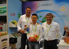 Levarht, Holanda, este año con un estand más grande. Frank Levarht, Jake Sun y Claas van Os. También representaron a FreshMex, Rica Fruta y Southern Paprika Ltd.