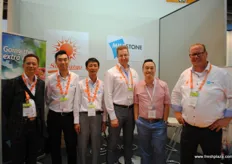 El equipo de Milestone Fresh y Sun Cargo ofreciendo servicios logísticos. Reo Tang, Kevin Liu, Kim Tam, Juri Falandt, Matthew Chang y Co van Es.