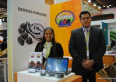María Luisa González y Héctor H. Silva Fabián, de Berries Paradise en el estand de México.