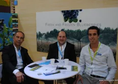 Gustavo Delfor Lombardi y Gabriel Wasserman, de Gramm Agropecuaria Argentina, conversando con Pablo Rosales, de Hellmann Logistics.