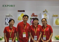Xiuli Zhou, Ji Sheng Zhong, Jing Qu y Min Fang You, el equipo de la compañía exportadora Jining Haijiang Trading Co., Ltd., de la provincia de Shandong. Haijiang comercializa, entre otros productos, pomelos, jengibre, patatas, zanahorias castañas y cacahuetes.