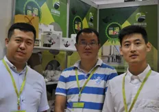 Ren Song, Pan Rhong Heng y Rhong Heng, de Golden Farm. La compañía produce ajo y ajo negro.