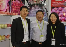 El equipo de Yantai Yuyi Fruit & Vegetable Foodstuff Co., Ltd. (Yuyi Food) con Zhou Yun Qing, Wang Liyi y Jessica Wong. Yuyi Food produce y exporta manzanas de la provincia de Shandong.