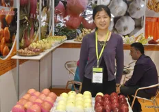 Echo Kong, gerente de ventas de Jining Green Land International Trading Co., Ltd., presenta sus variedades de manzanas.