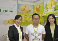 El equipo de Lufeng Group H.K. Co., Ltd. con Xu Qing, Wurong Liao, el gerente general, y Li Xiting. Lufeng Lemon produce y exporta limones de la provincia de Sichuan, en el sur de China.