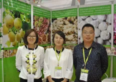 El equipo de Jining Fuyuan Fruits & Vegetables Co., Ltd. con Amy Zhong, Crescent Zhang y Peter Zhu.