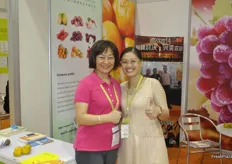 Judy Yao, gerente general, y Alice Su, del departamento de marketing de Xiamen Rainbow Fruits Co., Ltd. La compañía exporta sus productos a Filipinas, Indonesia, Malasia e India.