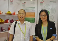 Shuji Jia, director de marca, y Shirley, de Hua Meng Tong Logistics Co., Ltd., compañía de gestión de la cadena de suministro de productos frescos del interior de Mongolia.