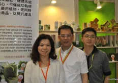 Tingmao Agricultural Biotechnology Co., Ltd. (que opera con el nombre de Nice Green) produce lechuga en unas instalaciones tecnológicamente avanzadas en Taiwán. Las lechugas se venden a supermercados y mercados mayoristas en Taiwán y también a un restaurante de Taipéi propiedad de la compañía. En la foto aparecen Erin Lu, gerente ejecutiva; Kenny Wu, vicepresidente, y John Chao, gerente de ventas. Hace un año, Discovery Channel visitó la compañía para grabar el proceso de producción.