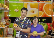 Liu Jingle, gerente general de Jintaihua, presenta su kaki de marca TaKxa a un público internacional. Lo acompaña Judy Pang, gerente de ventas de Qingdao O'natur Bio-Tech Co., Ltd., empresa productora de cítricos.