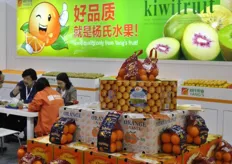 Jiangxi Yang's Fruits Co., Ltd., de la provincia de Guangdong, con un impresionante expositor de cítricos.