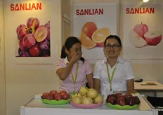 Alice Xie y Janey Zhang, el equipo de ventas de Shaanxi Sanlian Fruit Group Co., Ltd., riendo.
