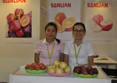 Alice Xie y Janey Zhang, de Shaanxi Sanlian Fruit Group Co., Ltd., compañía productora y exportadora de fruta.