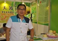 El subdirector general y gerente de ventas de Small Lei, de Hebei Tianbo Industry & Trade Co., Ltd., presentando las peras que su compañía cultiva en la provincia de Hebei.