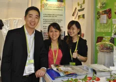 Jeremy Tan junto a Anna Kwam y Grace Shie, que se centran en sus esfuerzos de marketing en la industria hortofrutícola. Su compañía, Jia Shing Plastic Industries Pte. Ltd., produce envases laminados flexibles.