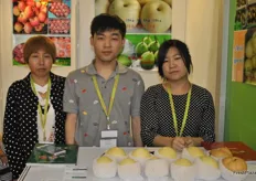 Liu Cunmian, Li Liu Yang (Kevin) y Li Xixi (Daisy) forman el equipo de ventas anglófono de Shijiazhuang Xionghan Import & Export Co., Ltd.