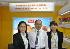 David Wang, el presidente de Jinan Haoyuan Agricultural Products Co., Ltd., de Jinan, en la provincia de Shandong, junto con Clara Wang a su derecha y Zhao Junmei a su izquierda.