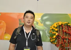 Bryan Wang, de Shandong Ginger Imp. & Exp. Co., Ltd. Bryan y su hermano han comenzado hace poco con la exportación de jengibre y están intentando expandir su mercado internacional. La familia produce jengibre en la provincia de Shandong.