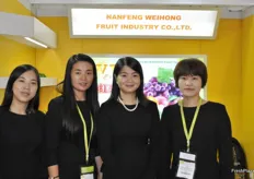 Jane, Amanda, Jessie y Ella trabajan juntas para promocionar la mandarina dulce de Nanfeng Weihong Fruit Industry Co., Ltd.
