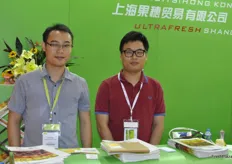 Berry Long y Henry Yang, listos para recibir a los clietnes en Zhxing Runfeng Food Co., Ltd., compañía de importación y exportación de Cantón.