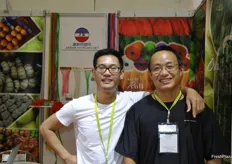 Dos compañías unidas: Charles Yeung, director general de Charles Packaging LLC, junto a Johnson Xia, de Pinghu Jianxian Extruded Net Packing Co,. Ltd. Los socios exportan sus envases de malla a todo el mundo, a países como Países Bajos, entre otros de Europa occidental.