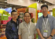 Johnson Lau, Henry Wang y Lin Xiang, de Fujian Oumeng Import and Export Trade Co., Ltd. asistieron a Asia Fruit Logistica. Su objetivo es empezar a importar peras de Países Bajos.
