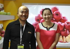 Jing Shangbin, de Shaanxi Huasheng, se ha reunido con Bonny Wang en el estand de Long Yuanhong Fruits Selling Co., Ltd. La compañía produce manzanas y exporta a diversos países del Sudeste Asiático, como India, Tailandia e Indonesia.
