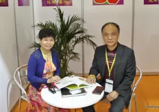 Ruinian Chen y Zhiming Chen representan a Xiamen Lucky Farm Import & Export Co., Ltd. La compañía hace negocios con Malasia, Filipinas, Singapur e Indonesia.