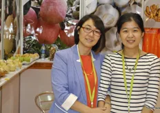 Jenny Guo y Echo Kong reciben a los clientes en el estand de Jining Green Land International Trading Co., Ld.