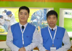 Ken junto a Ruan Shuangfeng, gerente de marketing de Berda Fruit Co., Ltd. Berda Fruit es una compañía de importación y exportación de alcance global.