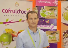 Ken junto a Ruan Shuangfeng, gerente de marketing de Berda Fruit Co., Ltd. Berda Fruit es una compañía de importación y exportación de alcance global.
