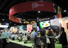 Muchos visitantes en el pabellón peruano.