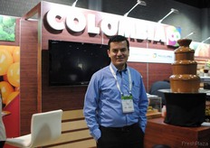 Juan Camilo Barrera, de Procolombia, promocionando varios productos en el pabellón colombiano, pero en especial la uchuva. Ya no es necesario usar un tratamiento de frío antes de enviar este producto a Estados Unidos. Por ello, es más económico, llega antes, está más fresco y es más accesible.