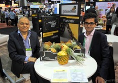 Rodney Thakrar con Suraj Thakrar, de Jalaram Fruit, Costa Rica.