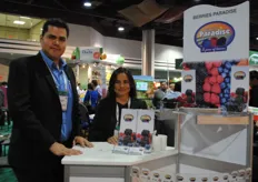 También Berries Paradise estuvo presente en la feria. Héctor H. Silva Fabián con Ana Blanca Solís, de México.