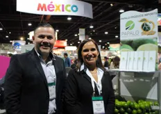 Juan Pablo Anaya y Mónica González, de Papalo Produce Imports, México.
