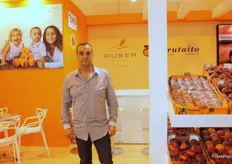 Rubén Loriente Garcés en el stand de Ruser Export, promocionando la marca Frutatio para fruta de hueso