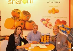 Stand de Inter Terra con Cristina Pérez Olmo y Berthold Steindl, presentando su nueva campaña de Kaki Sharoni