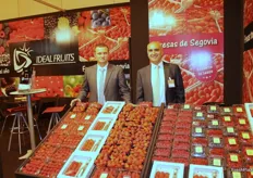 Simone Pierini y Tino González en el stand de Ideal Fruits, en promoción de los frutos rojos cultivados en Segovia.