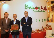De izquierda a derecha: David Caparrós, gerente de Balcón de Níjar; David Montoya exponiendo la línea de tomates de sabor y Antonio Riba.