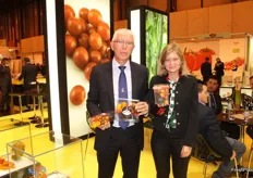 Miguel García Sánchez y compañera, en su stand del Grupo La Caña, presentando su nueva línea de productos de snack