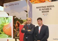 Carlos Cumbreras y Eduardo Martínez, gerente y presidente de Grufesa, especialistas en fresas. La compañía ha traído el lema “Nuestras raíces, el futuro a seguir”.