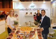 Patricia Gómez, comercial, junto con Antonio Jesús, asistente técnico de la empresa de Motril, Hortícola Guadalfeo, presentando su línea de tomates de sabor.