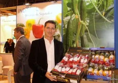 Indalecio Acién, del departamento comercial de Indasol, de Almería, nos muestra su oferta de pimientos Sweet Palermo rojos.