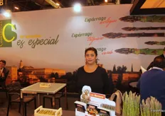 Eva Harti en el stand de Centro Sur, empresa granadina especializada en la producción y comercialización de espárragos verdes y trigueros.
