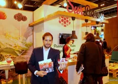 Jaime Soto, de Surberry, promocionando sus frutos rojos que cultivan en Huelva, Marruecos, Portugal y Francia.